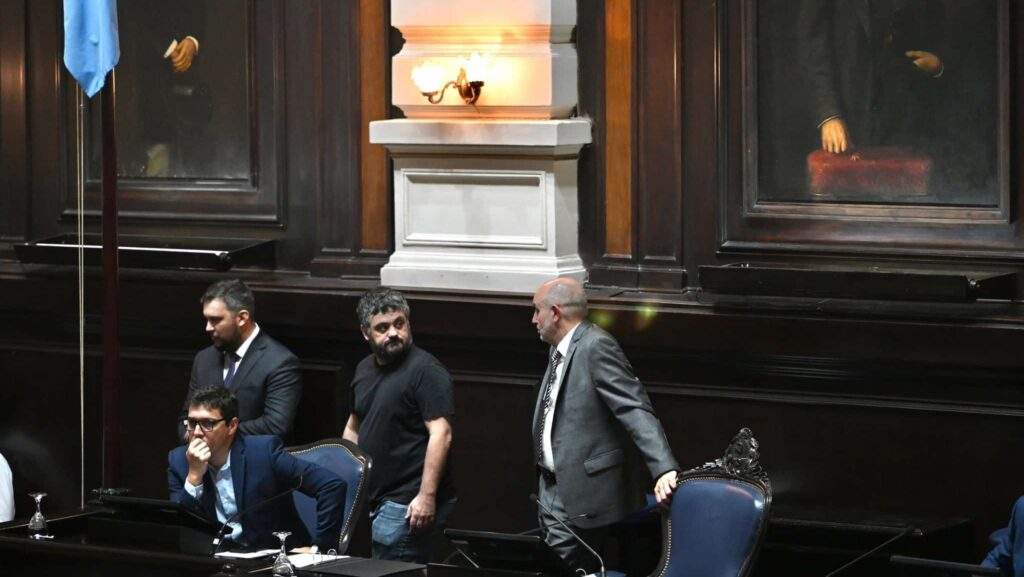 El proyecto de endeudamiento que reclama Axel Kicillof enfrenta tensiones internas en el peronismo y resistencias en la oposición. La negociación busca que se vote el miércoles