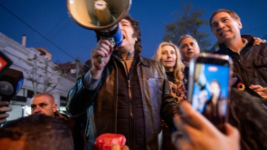 El sprint final de Milei: se baja de la campaña en Provincia y delegó el cierre en Santilli