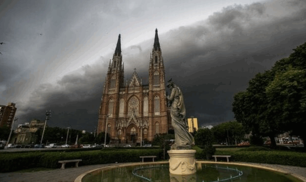 La Plata bajo alerta por la tormenta de Santa Rosa: cuándo llegarán las lluvias más fuertes