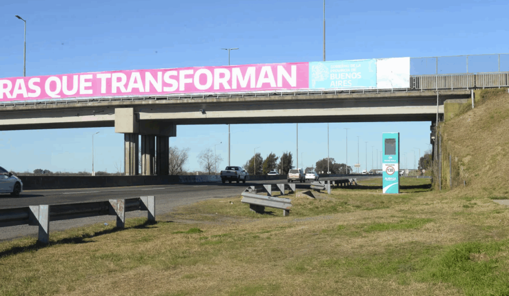 Suman controles de velocidad en la Autopista La Plata–Buenos Aires con nuevos tótems digitales