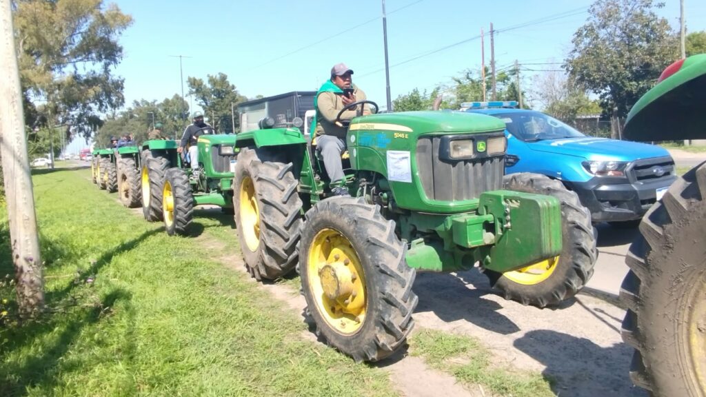 Tractorazo en La Plata: frenaron a los productores hortícolas antes de llegar al centro y protestaron a pie frente a la Municipalidad