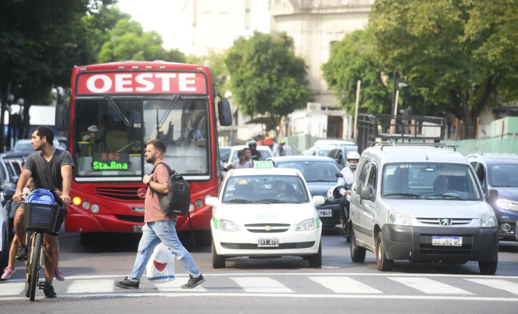 Moverse en la ciudad ya cuesta entre $50.000 y $100.000 al mes: el lunes vuelven a subir los micros