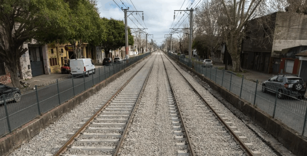 El Tren Roca volvió a llegar a La Plata tras las obras en las vías