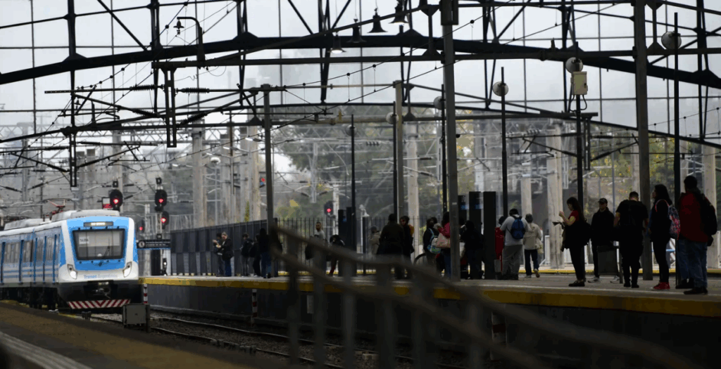 Trenes reducen la velocidad a 30 km/h por una protesta de maquinistas y se multiplican las demoras