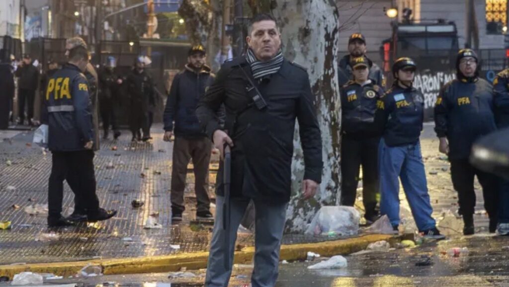 Agentes de civil con armas largas en la marcha del Congreso: piden que la ministra de Seguridad dé explicaciones