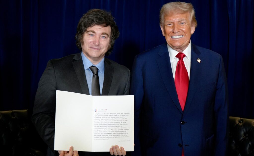 Trump respaldó a Milei pero evitó definir la ayuda económica: tuvo un gesto simbólico que generó burlas