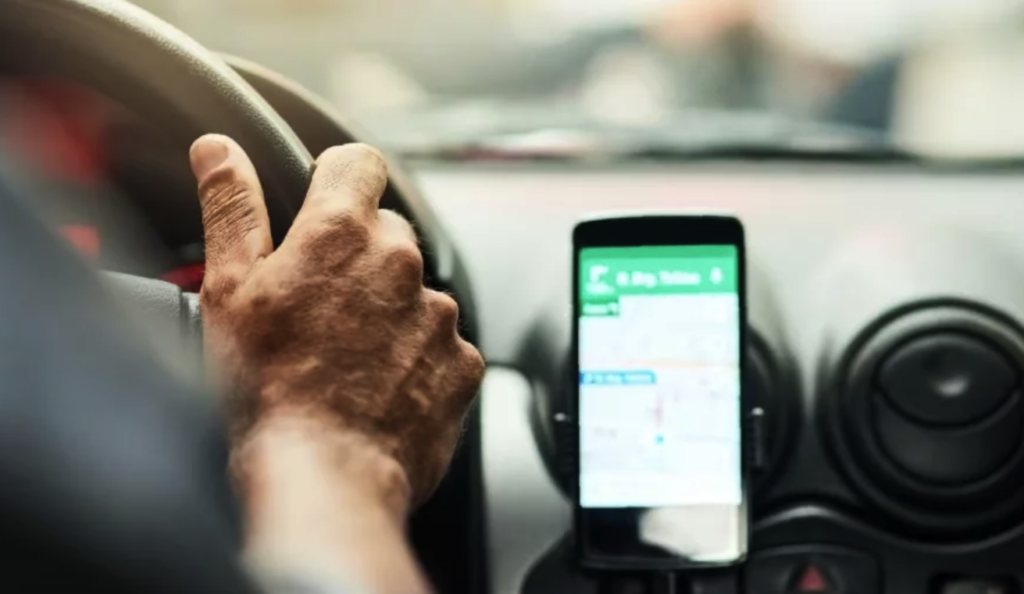 Pluriempleo en La Plata: policías, docentes y emprendedores se suben a las apps para sostener sus ingresos