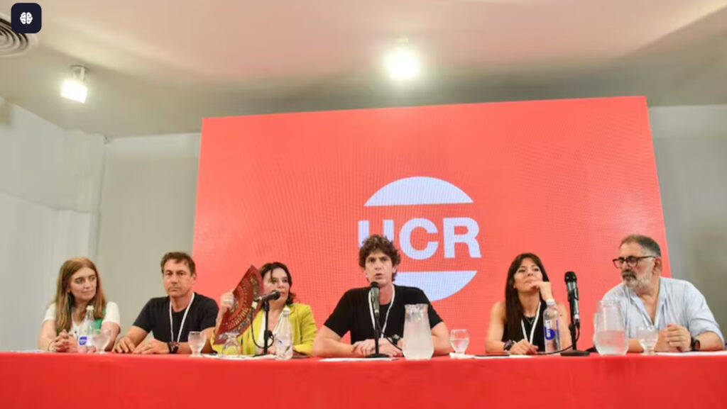La UCR elegirá nuevas autoridades el 12 de diciembre. Martín Lousteau no renovará la presidencia y el sector de Provincias Unidas impulsa un sucesor. El rol frente a Milei y el impacto en el Congreso marcarán el rumbo radical.
