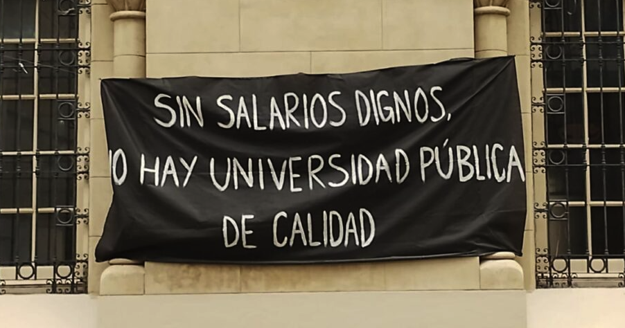 Docentes de la UNLP advierten que sus salarios cayeron más de un 40% en dos años
