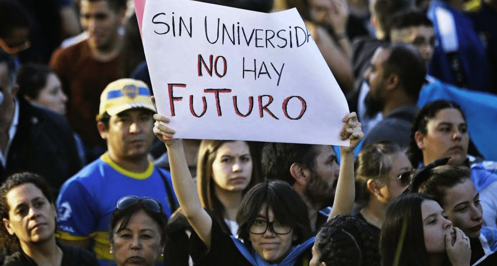 Convocatoria “Es a favor de todos”: estudiantes y docentes marchan por la universidad pública y el Hospital Garrahan