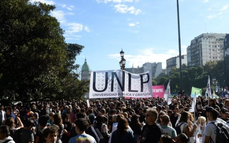 El 78% de los argentinos respalda la universidad pública: la encuesta que llega justo en medio de la marcha