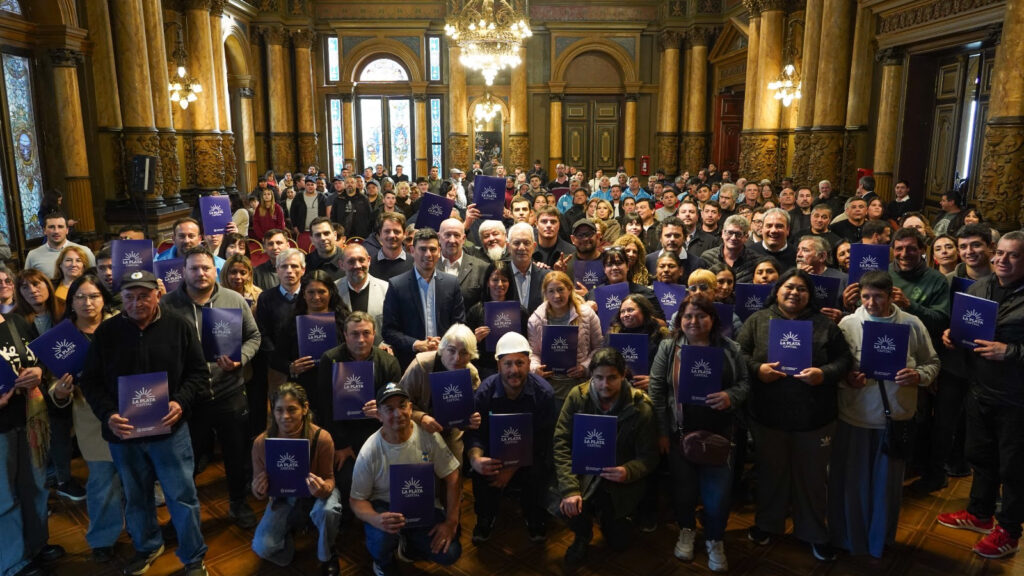 Alak adjudicó a 53 cooperativas el mantenimiento urbano de La Plata: $2.500 millones