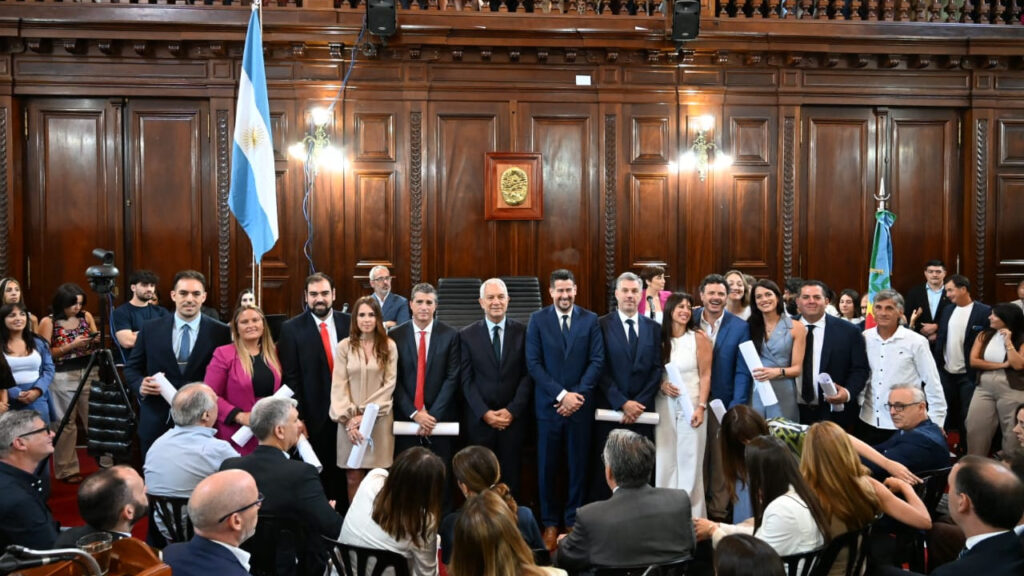Alak encabezó la jura de los concejales electos en La Plata