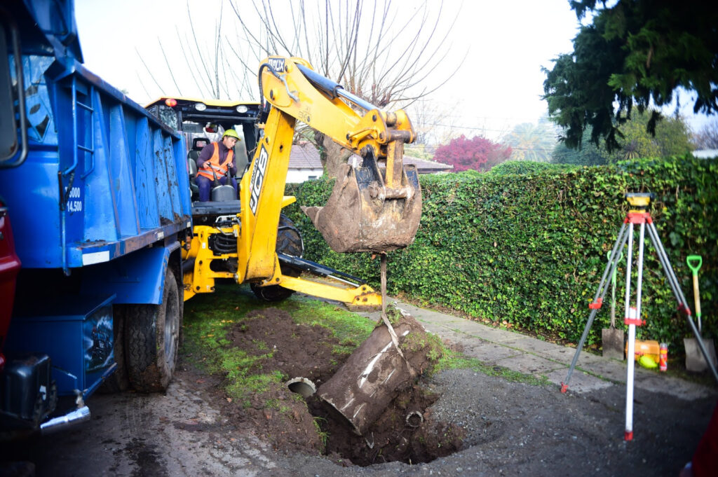 Avanza una obra hidráulica clave en Gonnet: nuevas cañerías para evitar anegamientos