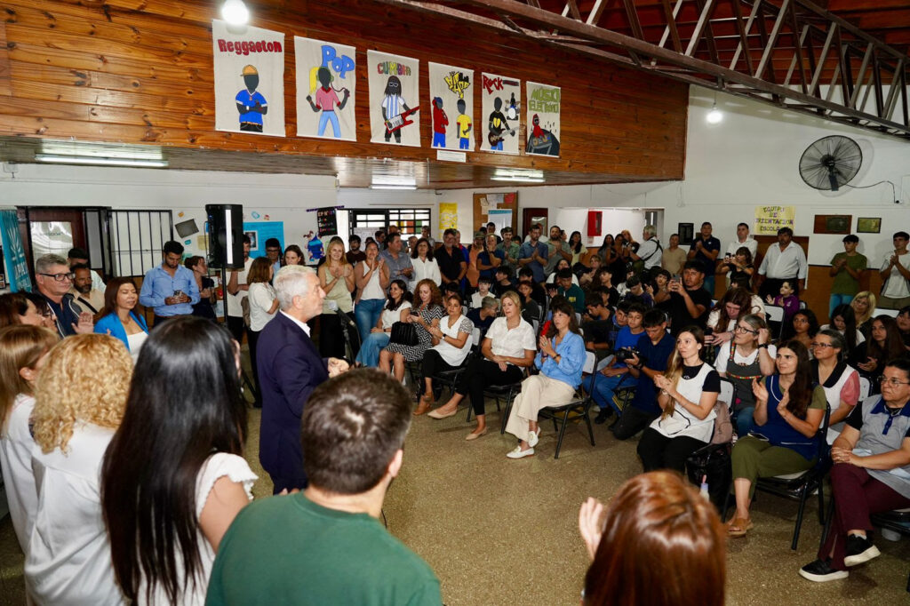 Alak entregó equipamiento a 15 escuelas platenses