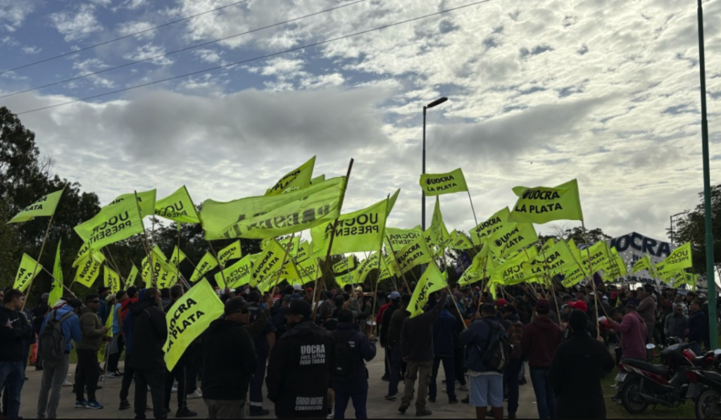 UOCRA mantiene un acampe en la planta potabilizadora de Ensenada por salarios, empleo local y condiciones laborales