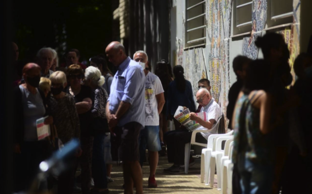Vacunación antigripal: largas filas en los centros de salud y la Provincia denuncia faltante de vacunas pediátricas y contra la bronquiolitis