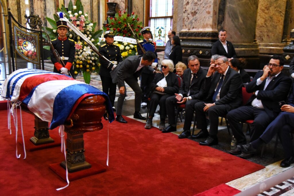 Kicillof se disculpó en el funeral de Mujica por el polémico tuit de Milei que indignó a Uruguay