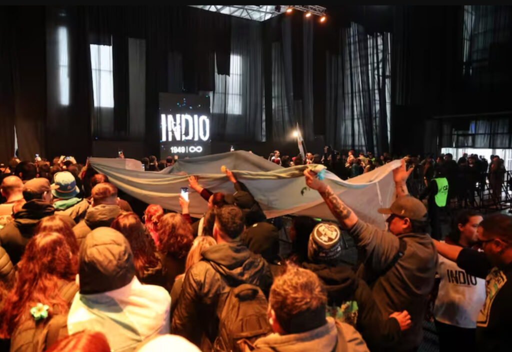 La despedida del Indio: más de 70 cuadras de cola, llanto, canciones y una procesión ricotera que no tiene hora de cierre