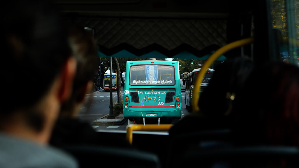Movilidad en el Gran La Plata: el transporte público cayó a 300 mil pasajeros diarios y las mujeres son las más afectadas