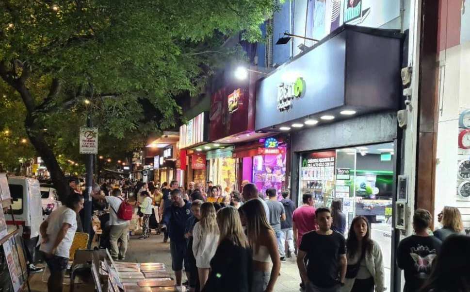 La Plata en modo Navidad: descuentos, vidrieras encendidas y ferias para comprar local