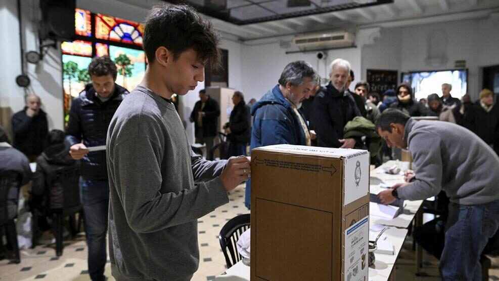 Más de 430.000 jóvenes bonaerenses podrán votar este domingo: el voto joven pisa fuerte en las legislativas