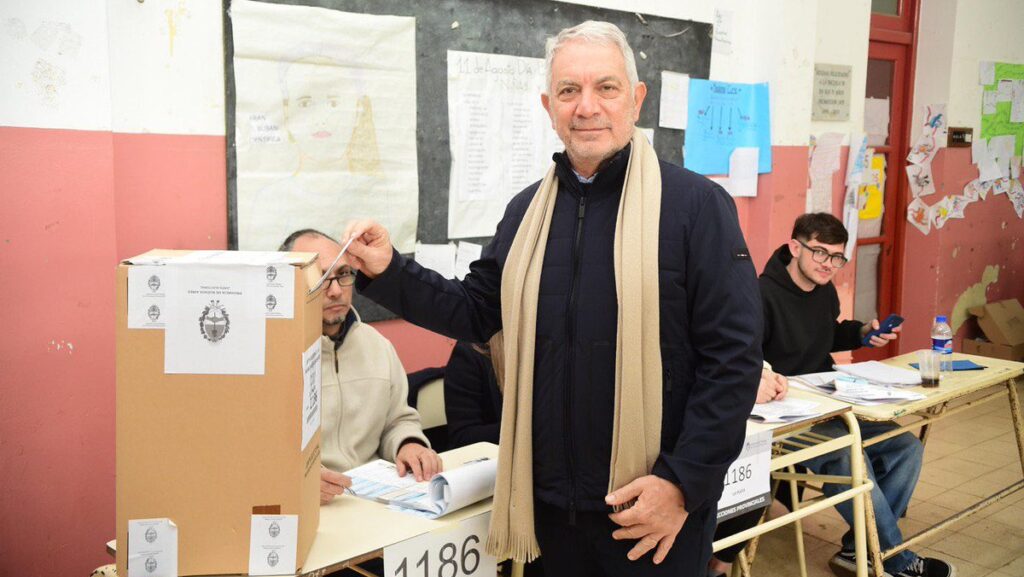 Julio Alak votó en La Plata: “Es importante que la gente vaya a votar”
