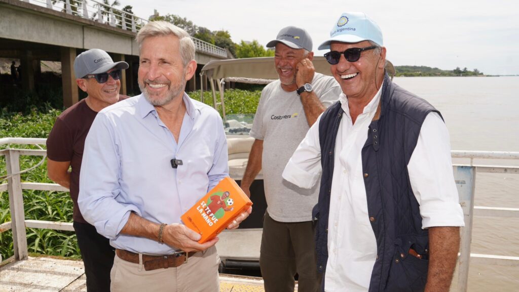 Daniel Scioli presentó su yerba mate “Pichichi” durante la Asamblea del Consejo Federal de Turismo, con un guiño humorístico y deportivo. El envase naranja lleva el número 9 en homenaje a su paso por el fútbol de salón. El producto no se comercializa y fue entregado como presente institucional.