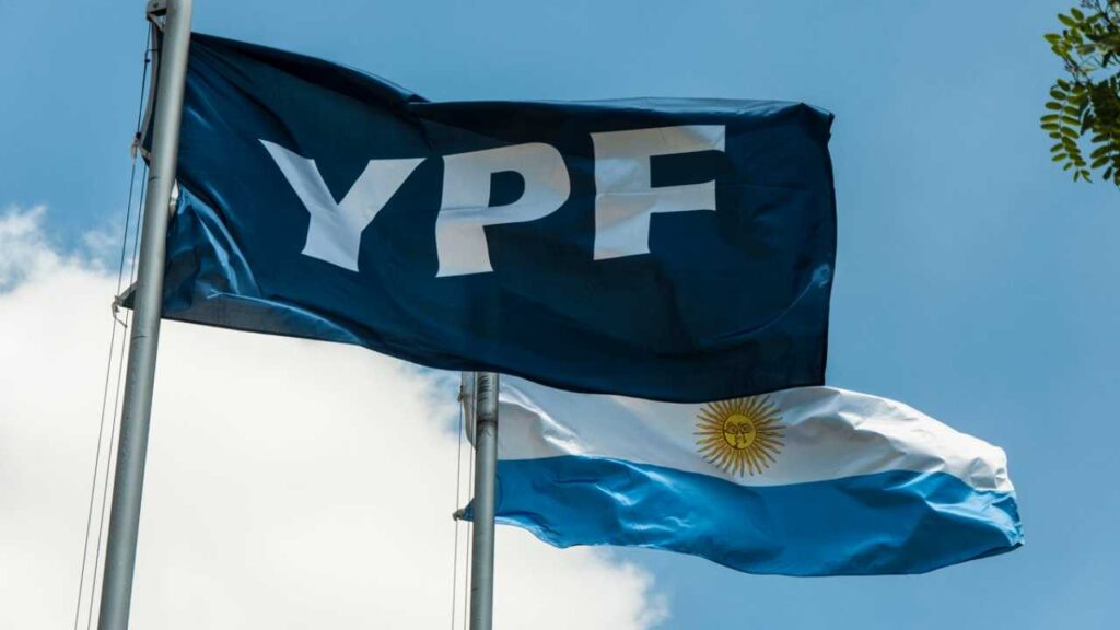 YPF entre la suba de precios y el riesgo de privatización: la Justicia de EE.UU. presiona y Kicillof apunta a Milei
